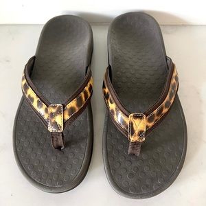 Vionic High Tide Flip Flop Sandal Womens Size 6 Wedge Leopard Print orthopedic